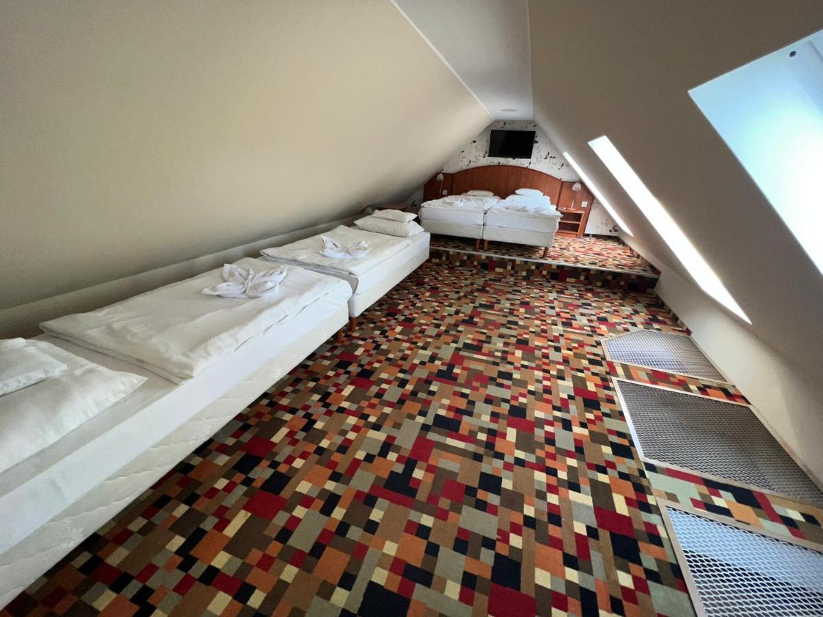 Atryum Hotel Szolnok Luaran gambar