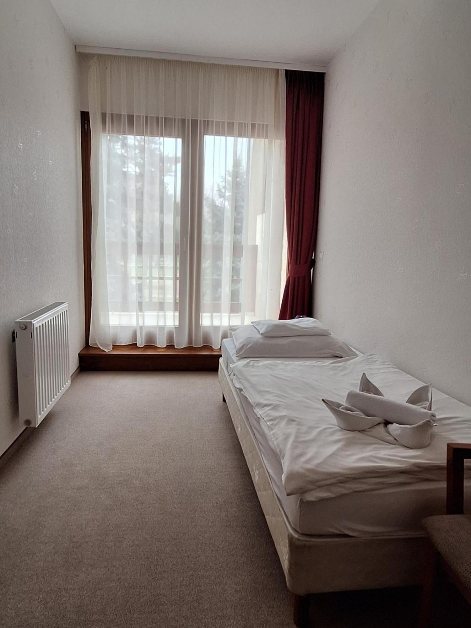 Atryum Hotel Szolnok Luaran gambar