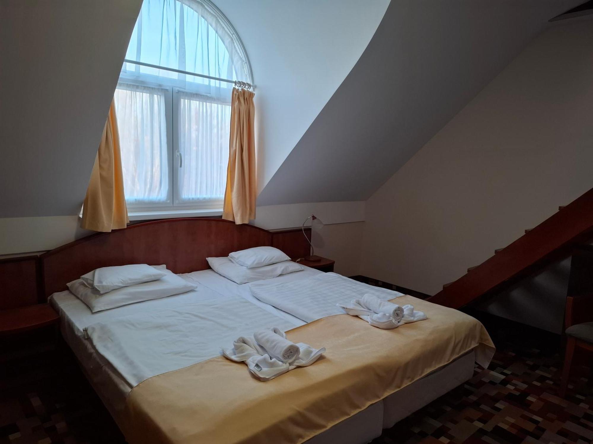 Atryum Hotel Szolnok Luaran gambar