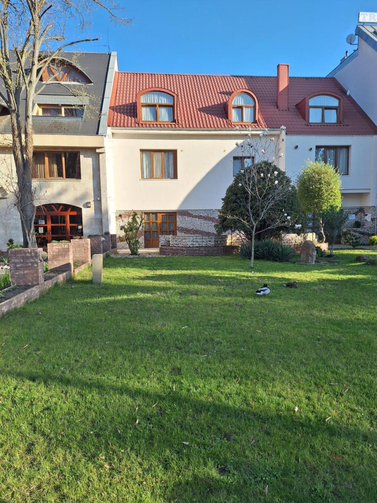 Atryum Hotel Szolnok Luaran gambar